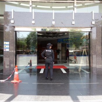 中山西門子自動門安裝，古鎮松下感應門維修，免費上門測量設計