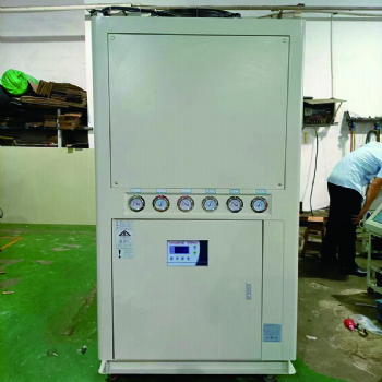 冷水機 川惠冷水機的分類及特點 冷水機分類可分為兩大類：風冷式冷水機和水冷式冷水機
