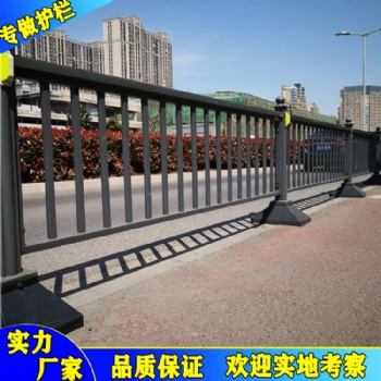 白色人行道市政護(hù)欄 廣州交通市政護(hù)欄廠家