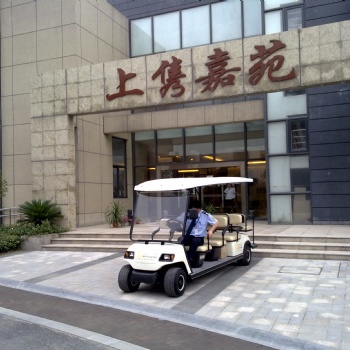 廣西南寧西鄉塘區8人座電動四輪觀光車