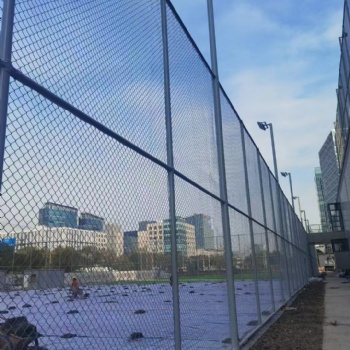 體育球場運動場圍網菱形勾花圍欄學校足球場隔離防護球場圍網廠家