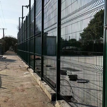 球場圍網焊接圍欄PVC包塑防護網車間倉庫隔離防護網球場圍網廠家