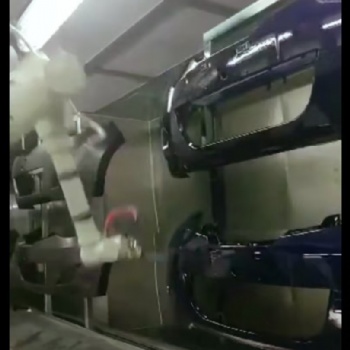 保險桿全自動機器人噴涂生產線