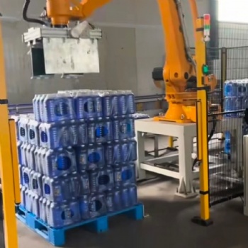 膜包礦泉水搬運智能碼垛機器人